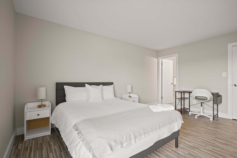 Relaxing 2BR 2BA Unit in the City