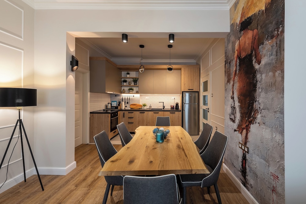 Luxury & Unique-Top Center Apt. - 3BDR