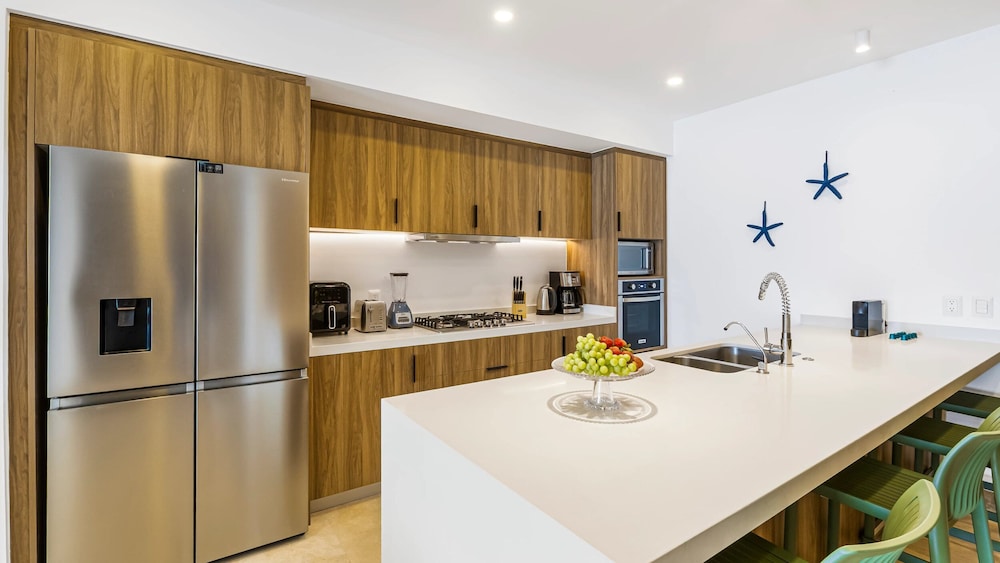 Stylish Beachfront 2BR - Balcony & Pools