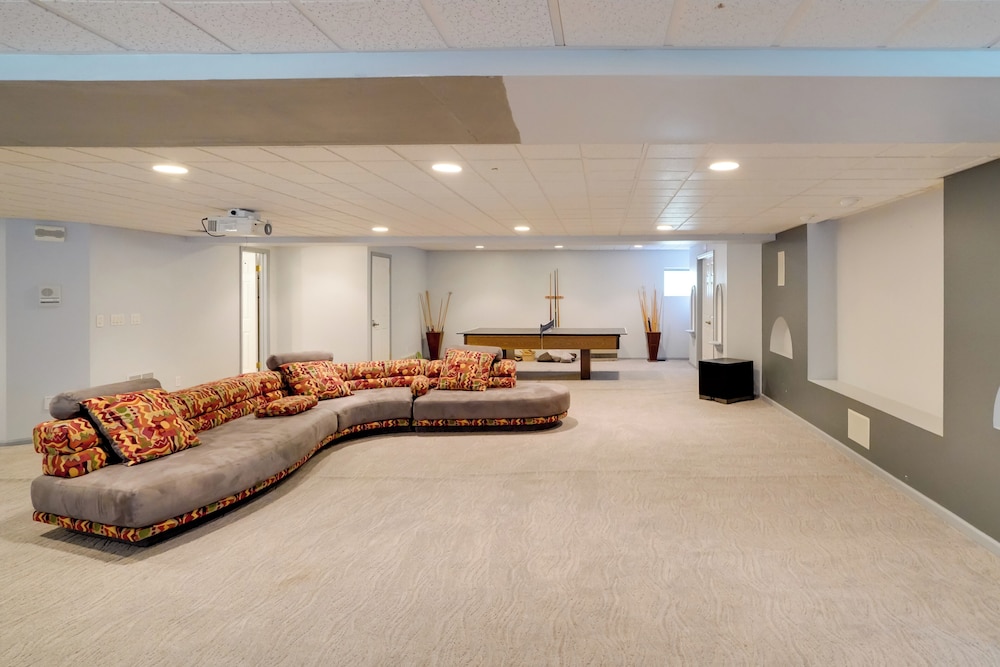 Luxury Mansion Rental w/ Rec Room in Niskayuna!