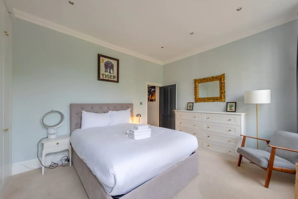 Stylish 2 Bedroom Home in Islington With Garden