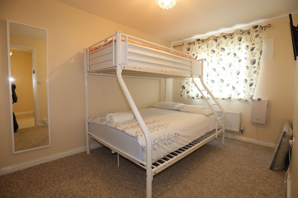Beautiful 4 beds Hillview House