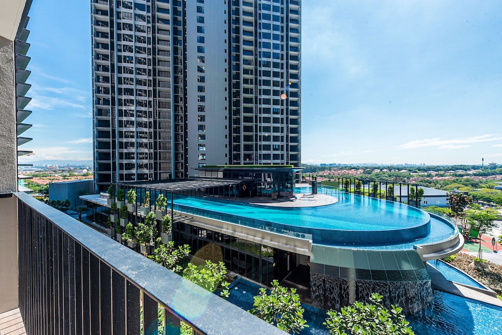 3BR Homestay with Pool View Bukit Rimau photo 1