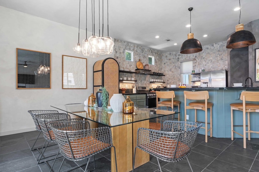 Designer Desert Oasis w/ Pool, Hot Tub, Outdoor Lounge The Riley by Avantstay