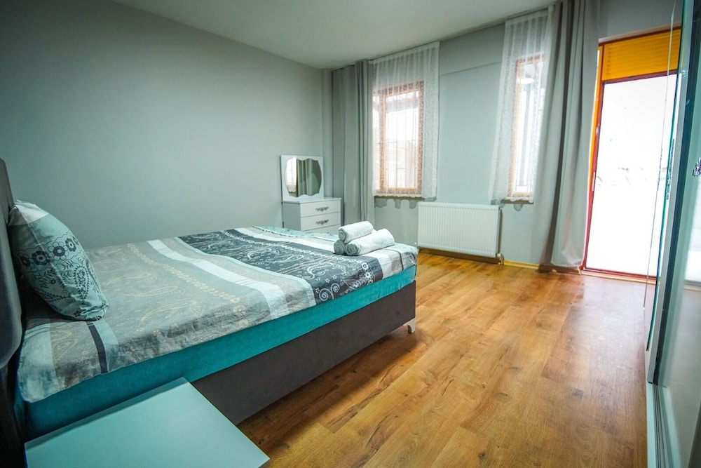 Yaghane Apartments