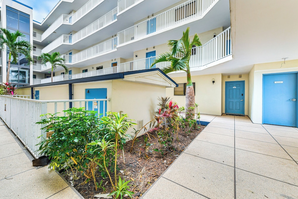 Steps to Beach: Indian Shores Condo w/ Balcony!