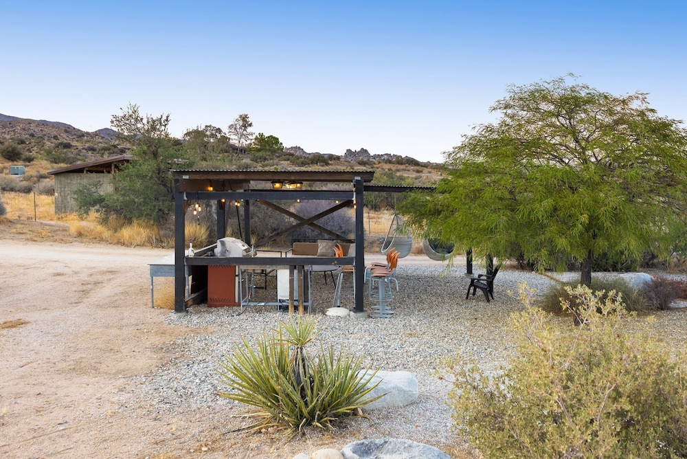 Jackalope Junction-pool, Hot Tub, Fire Pit, Bbq & Desert Views! 2 Bedroom Home by RedAwning