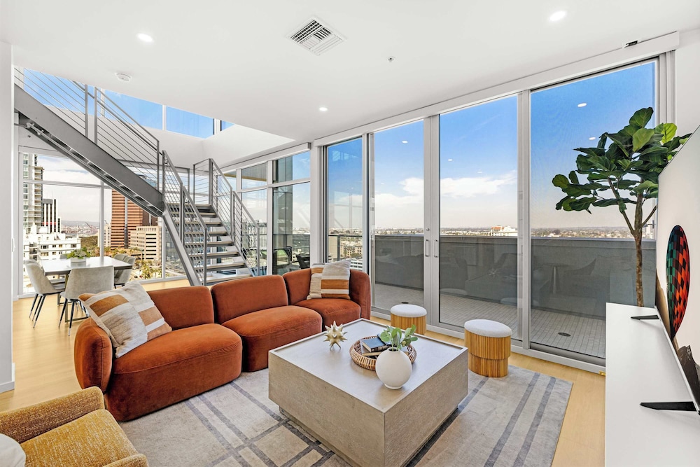 @marbella Lane - Chic 2BR Penthouse w/ Ocean Views