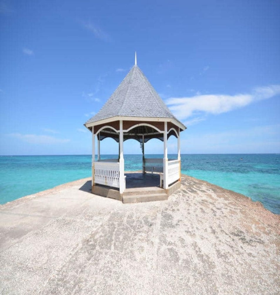 Je Suis Jamaica - 4 B R Beachfront Villa w Staff