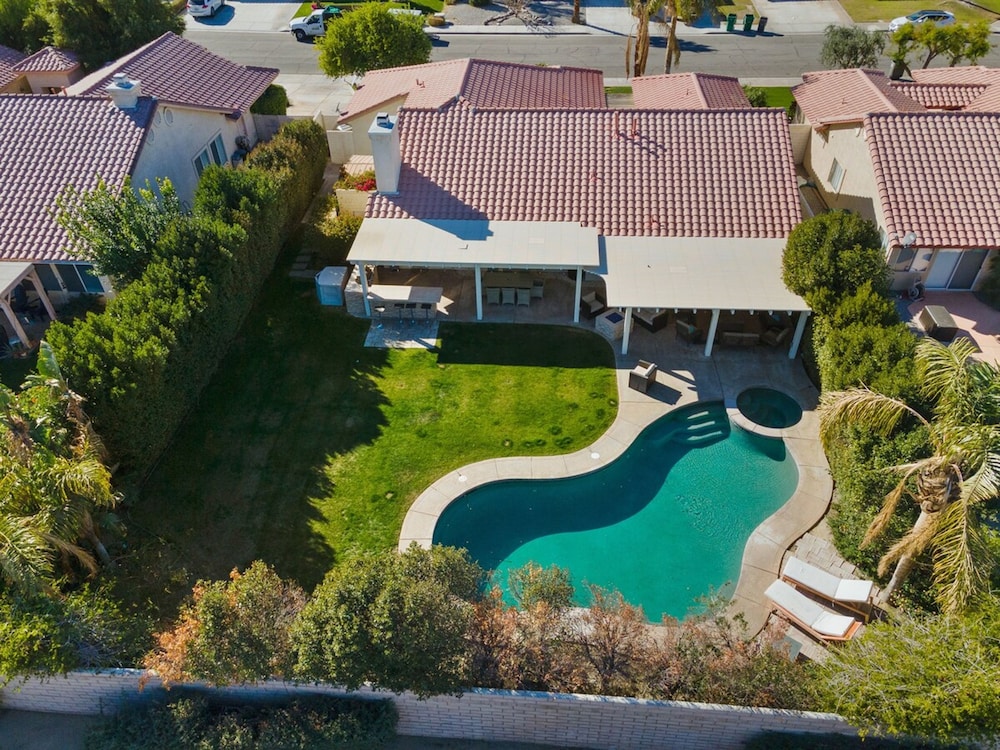 Stunning 5 Star Home Retreat Private Pool Spa BBQ 4 BR