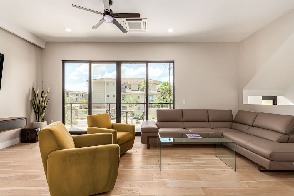 Papago Lux Townhouse 4level Oasis w Rooftop Lounge