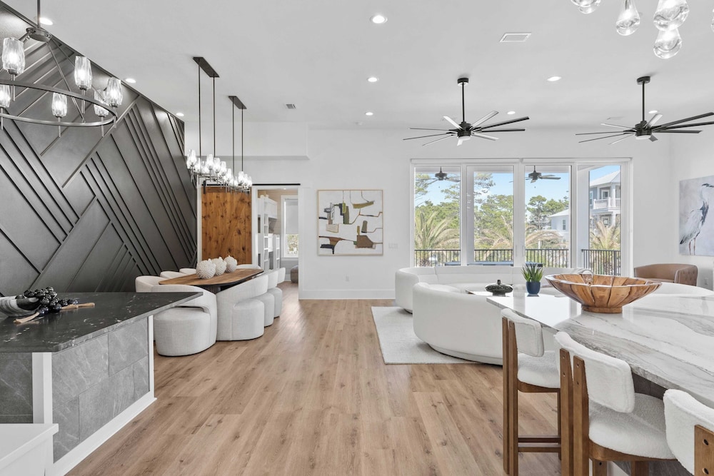 30A Salt & Solace Pool, Golf Cart, Hot Tub + Outdoor Kitchen