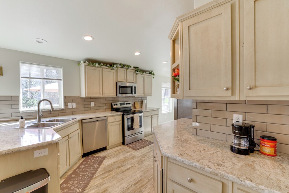 Mtn-view Gem w/ Outdoor Entertainment in Ahsahka!