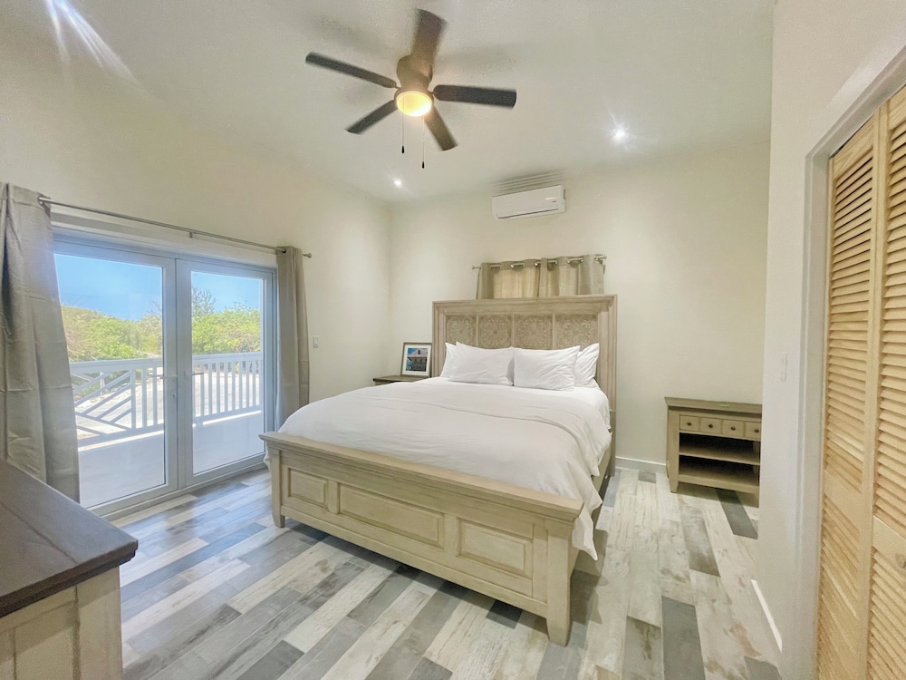Palms Paradise: Romantic Beach House