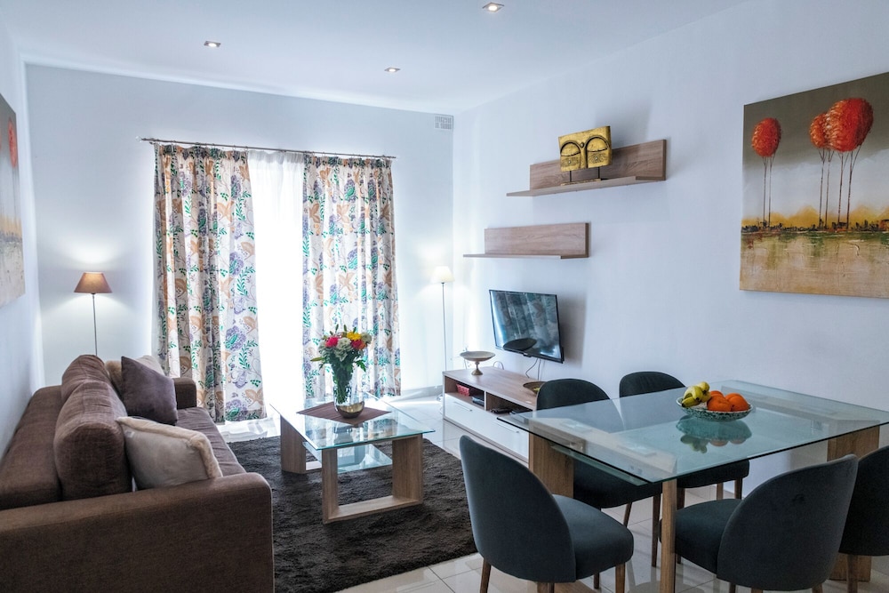 Cosy APT in Sliema- 2 mins walk from sea