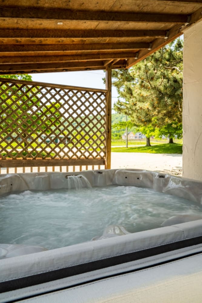 Spacious 8 bdrm Blue Mountain Cottage, Perfect for Large Groups, Private Beach, BBQ, Hot Tub, Sauna - Image 5