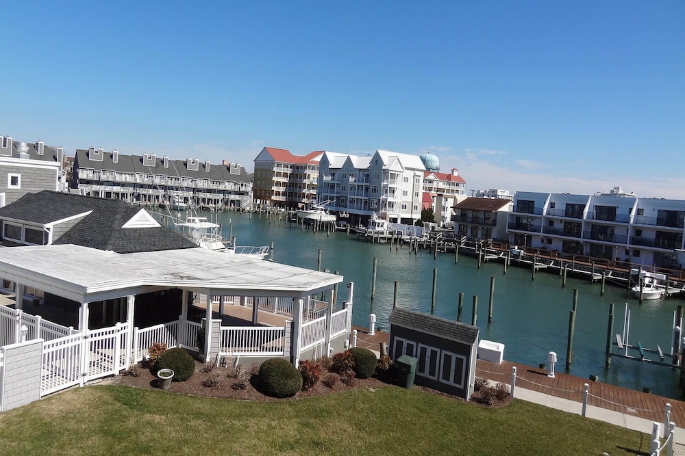 Harbour Island 46G 2 Br townhouse by RedAwning