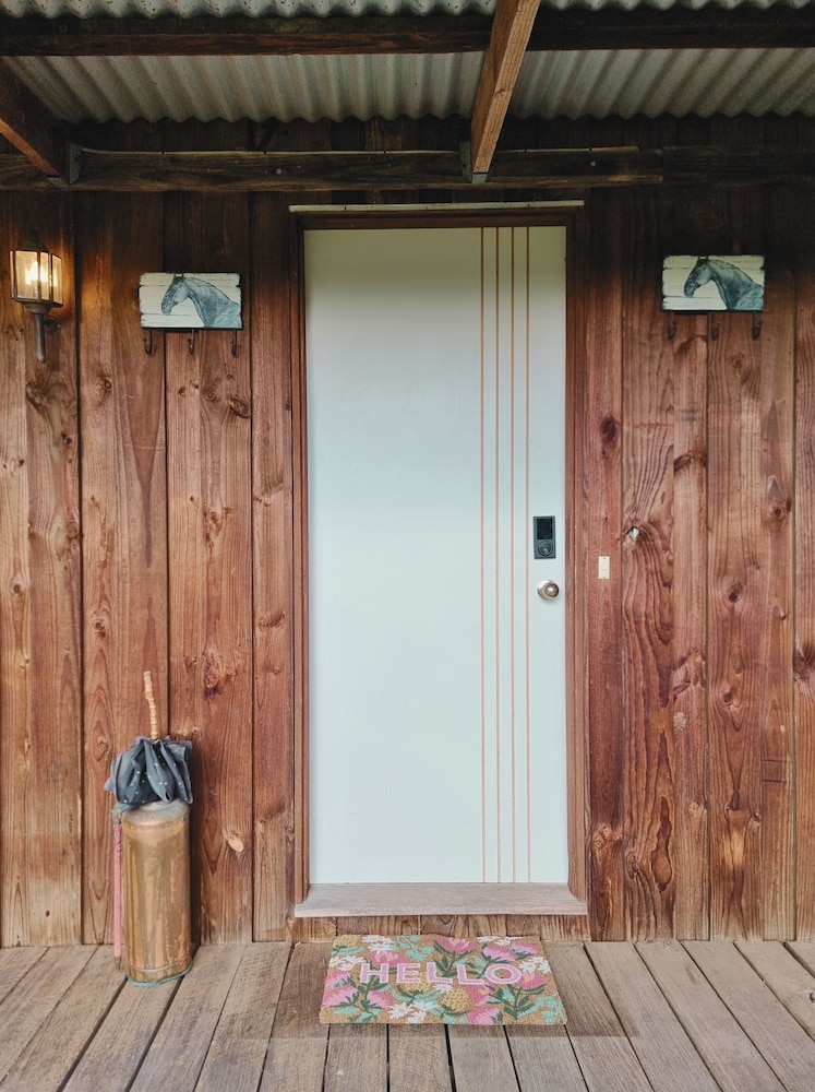 Rustic Country Lane Farmhouse in Lysterfield