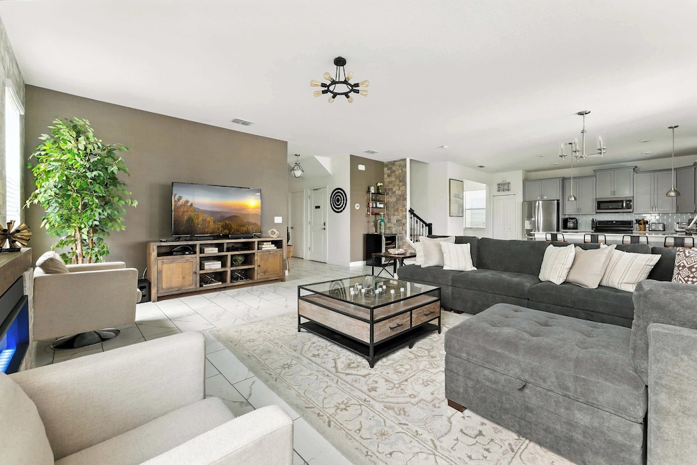 Luxury Decor 6BR at Storey Lake Sleeps 16