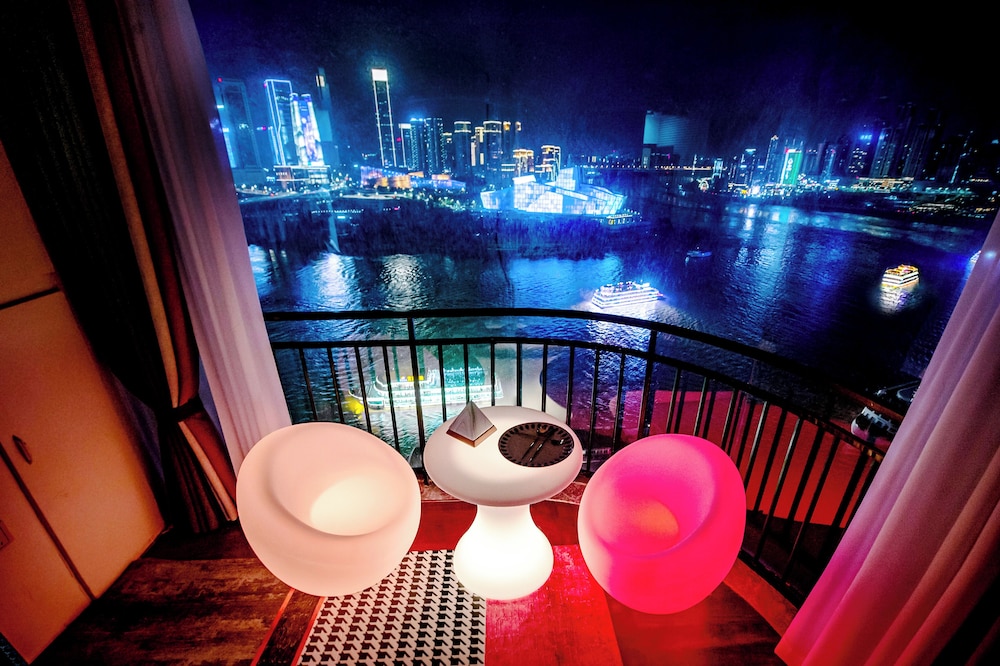Baihong Riverview Drone Show Apartment