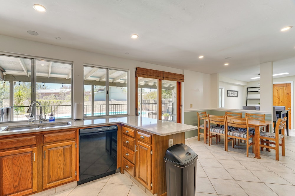 Near Catalina Hiking Trails: Mtn-view Home w/ Pool