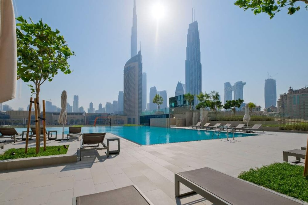 Modern 1-bedroom Apartment Perfect for Family in Downtown With Skyline Views