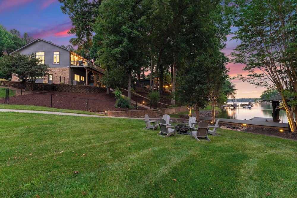 Cove's End by Avantstay Dock, Game Room, Fire Pit & Forest Views