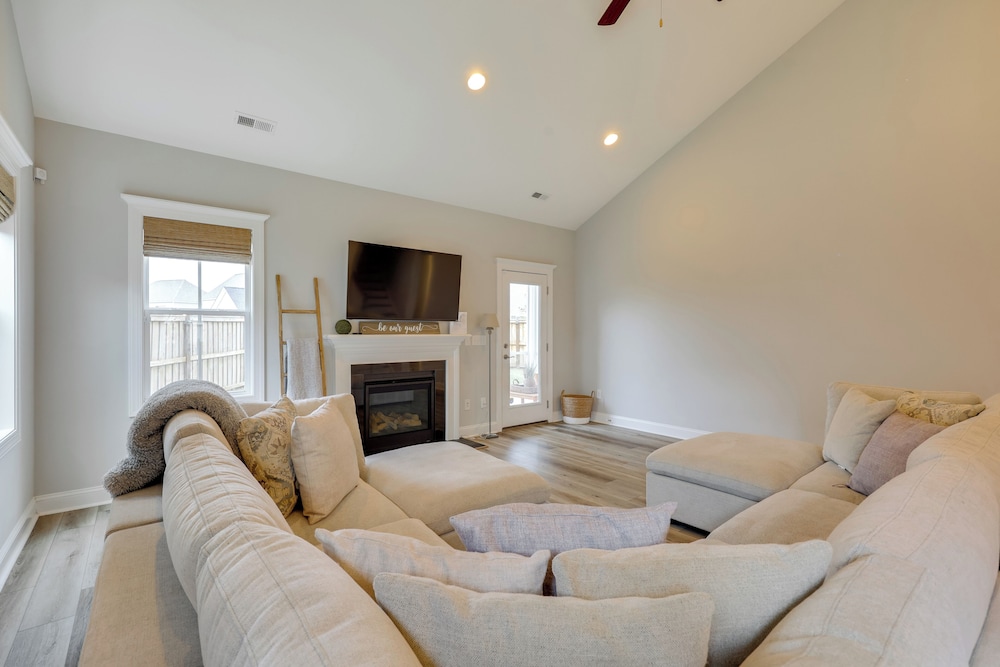 Spacious Home w/ Screened Patio in Wilmington!