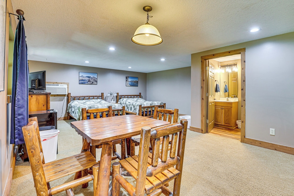 23 Mi to Mohican SP: Group-ready Lodge w/ Hot Tub