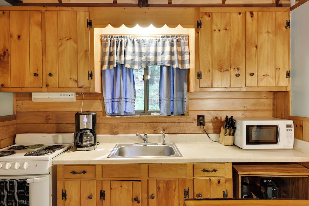 Cozy Lake Cabin 3 with Boatdock