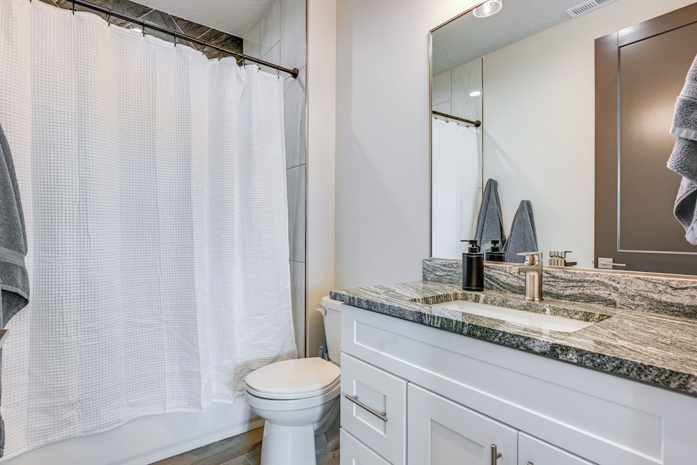 4 Mi to Sand Hollow State Park: Hurricane Townhome