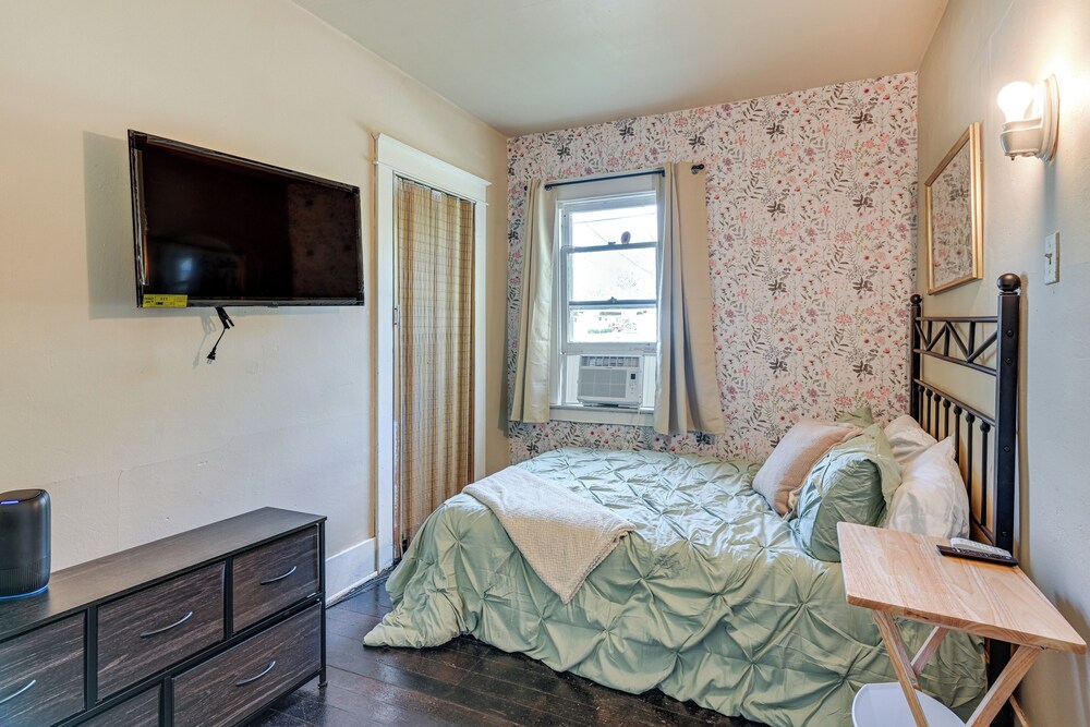 3 Mi to Dtwn Saginaw: Cozy Family Home w/ Yard!