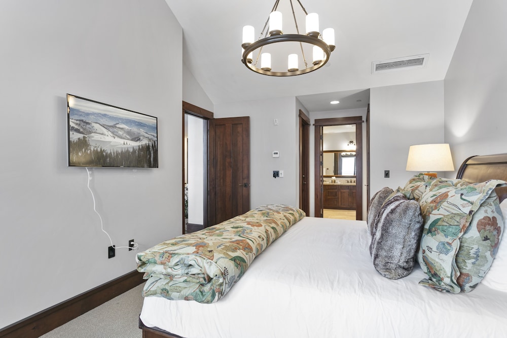 Arrowleaf Lodge- Two Bedroom #401 2 Condo