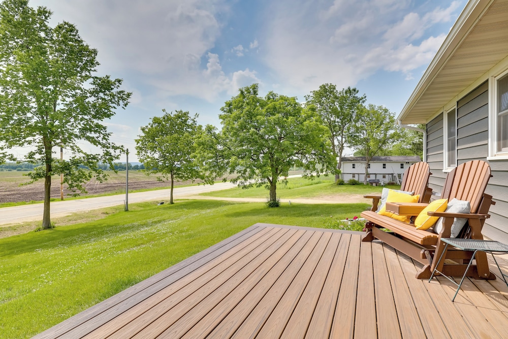 3 Mi to Lake Onalaska: Quaint Home w/ Prairie View