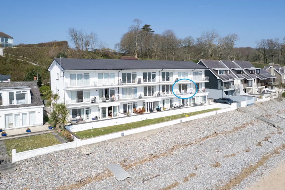 9 Strandways - Sea Views Parking Beach Access