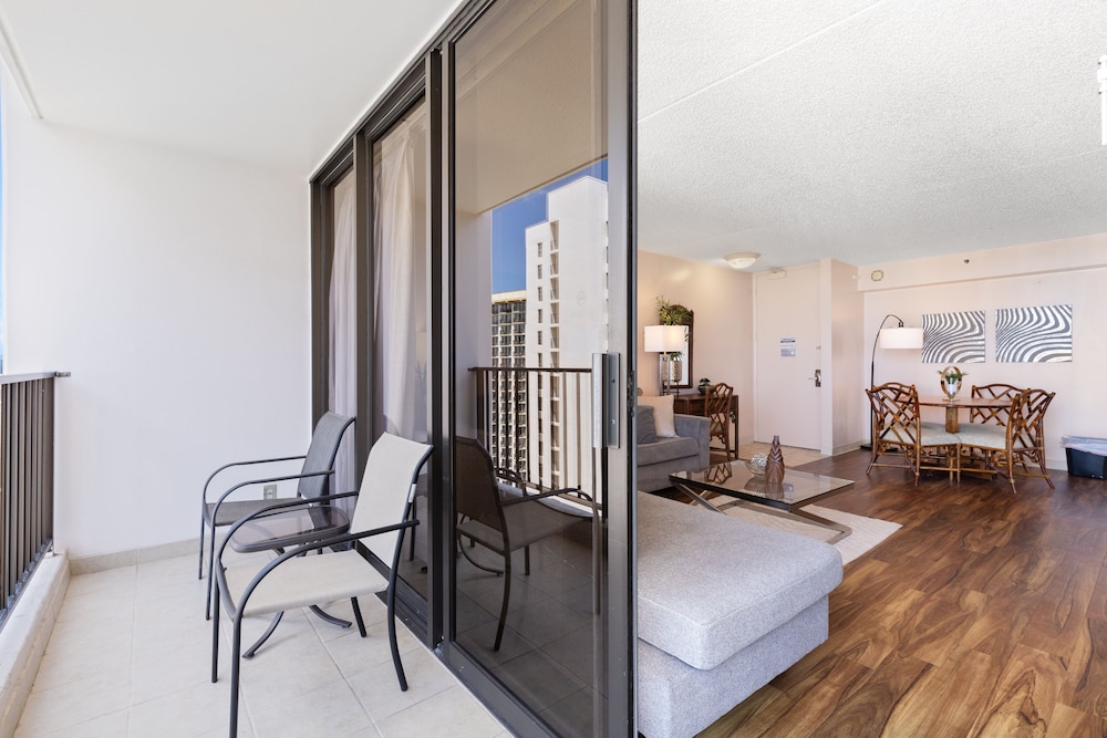 Beautifully Renovated 32nd Floor Deluxe Ocean View Waikiki Condo by Koko Resort Vacation Rentals