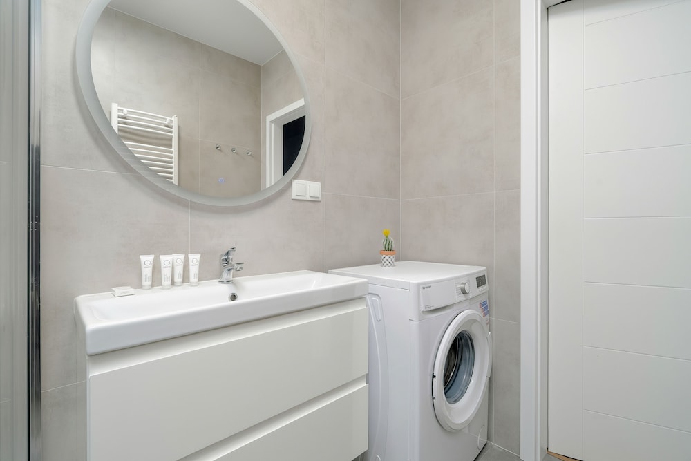 Modern Studio Niemena by Renters
