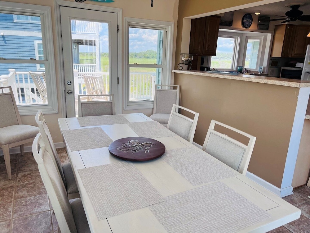 Fore Shore West- 4 Bedroom Home by RedAwning