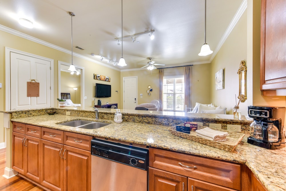 Lovely Baton Rouge Condo ~ 1 Mi to LSU view 2