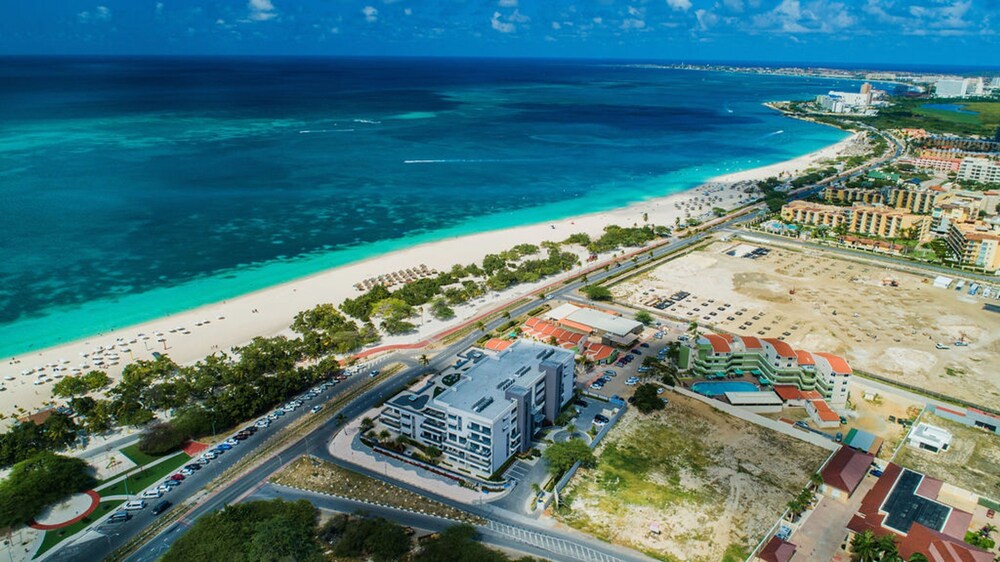 Beachfront Luxury NEW 3br2 5BA Condo Eagle Beach