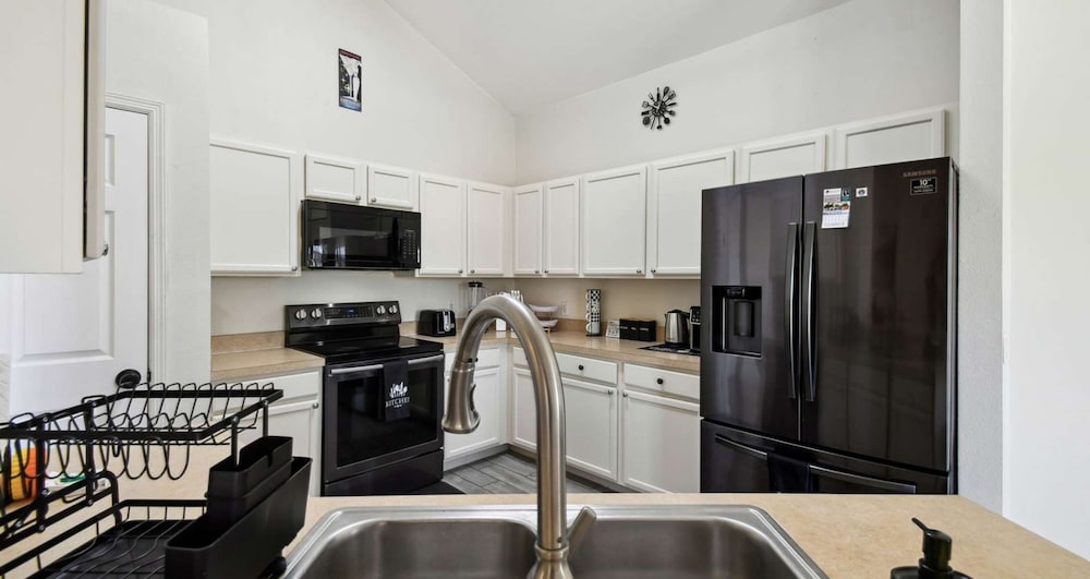 Large 6BR Family Home w Pool Hot Tub Games Room