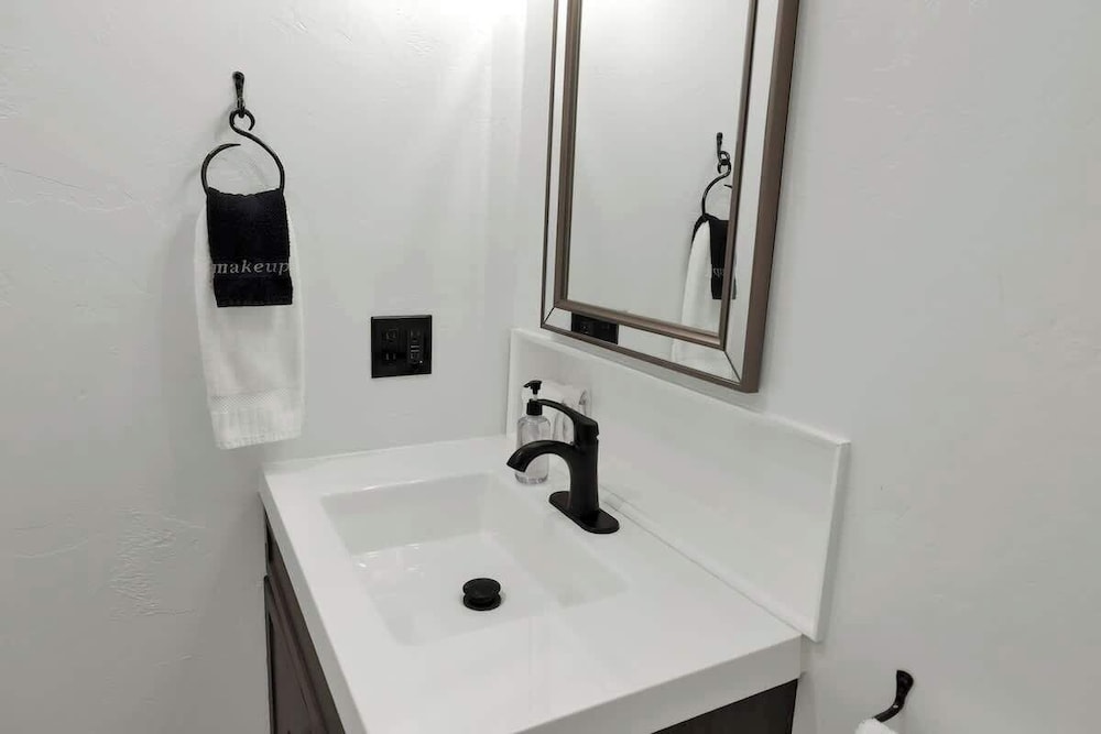 Rojo-charming Unit Walking Distance to Main St!