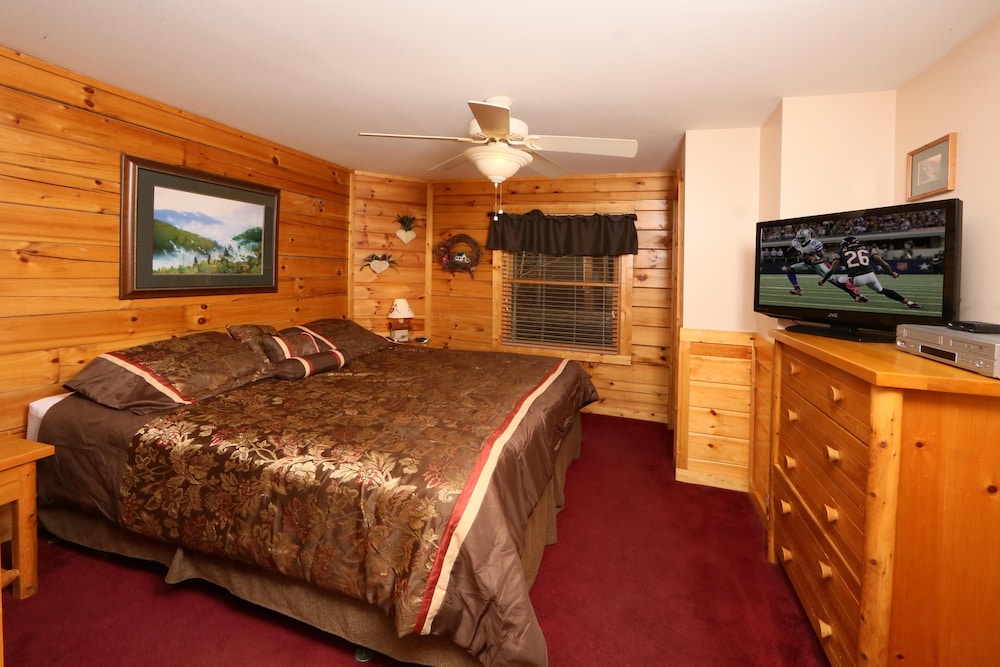 Hugs n Kisses - One Bedroom Cabin view 4
