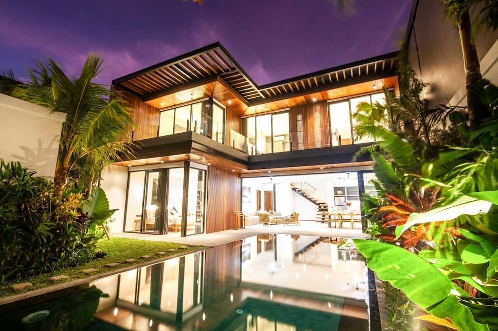 Seaside Escape: 4BR Villa, 190m to Canggu Beach