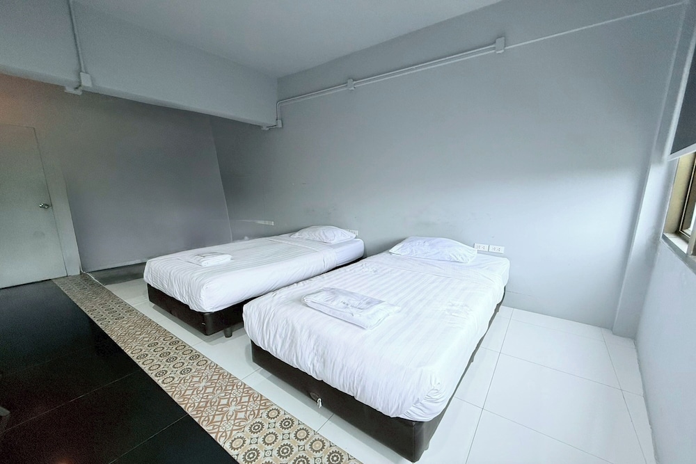 Sukhum Huai Khwang Guest House