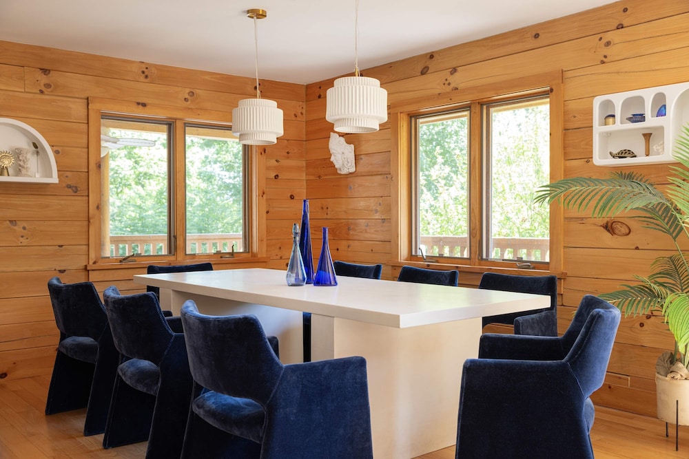 Luxury Private Estate w Pool Near Rhinebeck