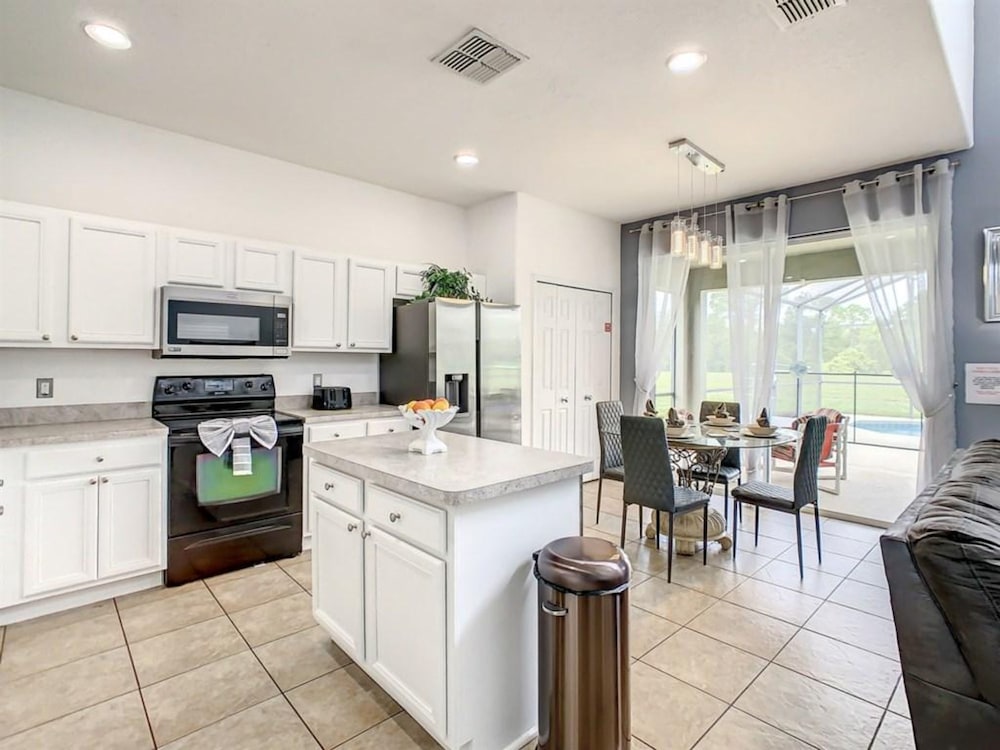 7BR Villa in Emerald Island w Resort Perks