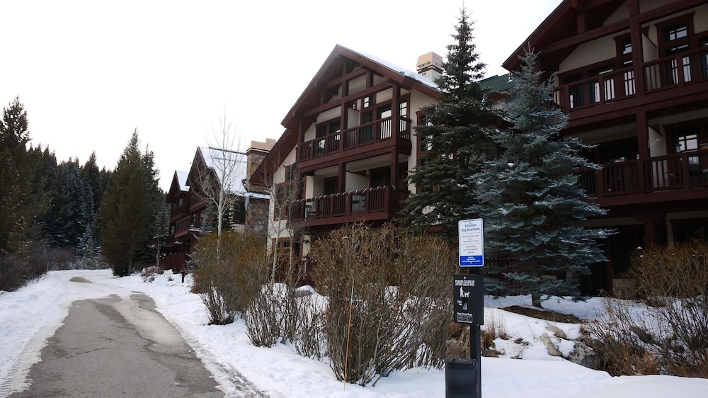 The Perfect Condo in West Village, Big Deck and next to the lift - CA1203 by RedAwning
