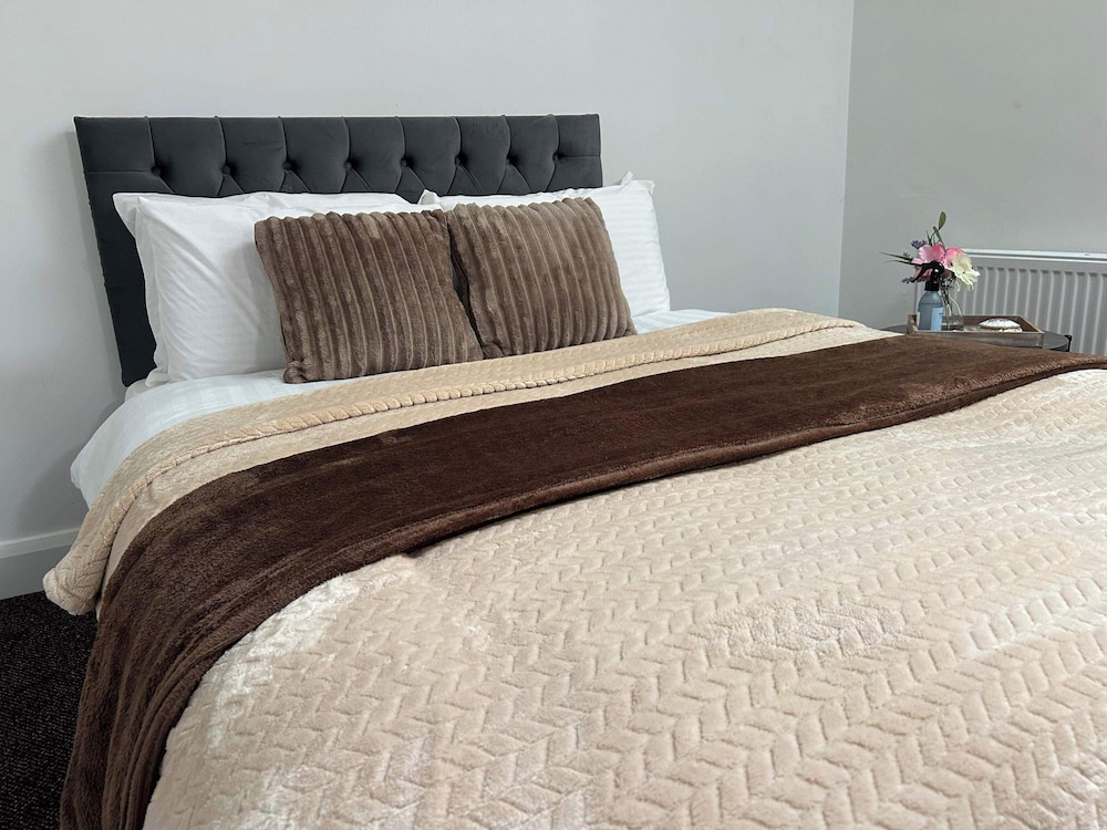 10 Bed Flat - Sleeps 20 - Pets - Parking - Wifi