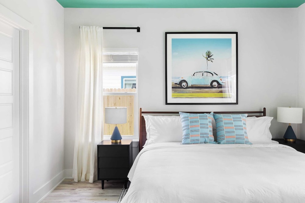 Sleeps 20! 2 Homes w/ Hot Tub, Putting Green, Bocce Golden Hour & Blue Hour